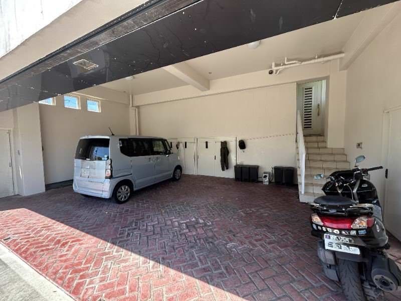 Spanish-Style 4LDK Villa with Atrium in Okinawa City - Thumbnail 2