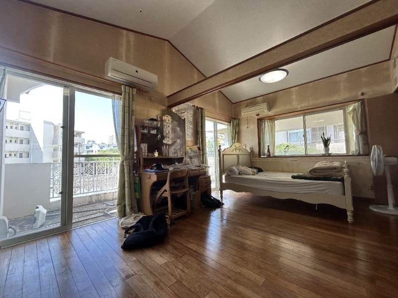 Spanish-Style 4LDK Villa with Atrium in Okinawa City - Image 22