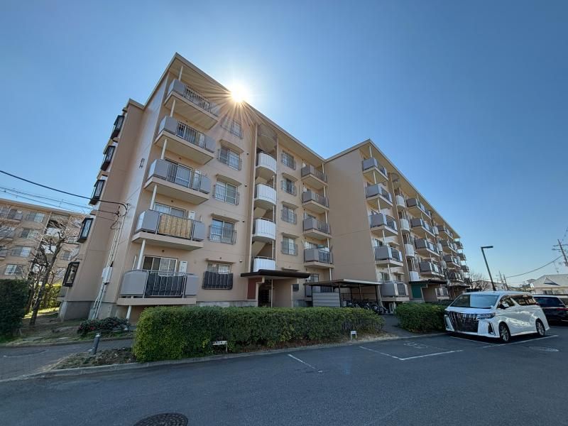 Spacious 3LDK Apartment in Funabashi with South-Facing Balcony - Thumbnail 2