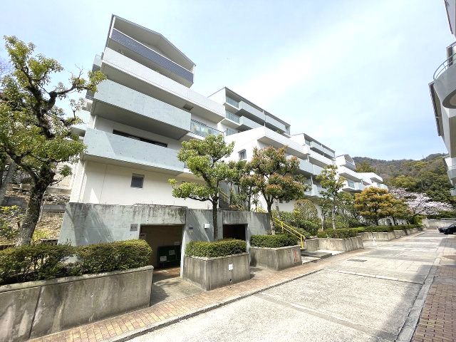 3LDK Apartment with Tea Room in Ashiya Garden Hills - Thumbnail 2