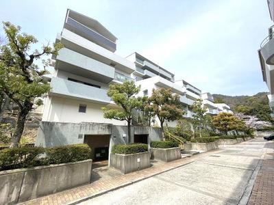 3LDK Apartment with Tea Room in Ashiya Garden Hills — Image 1, Ashiya, Hyogo