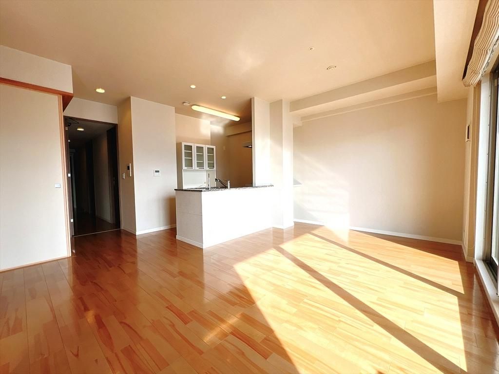 Uniheim Otsu Onionohama 14F 3LDK Condo with Lake Biwa View - Thumbnail 4