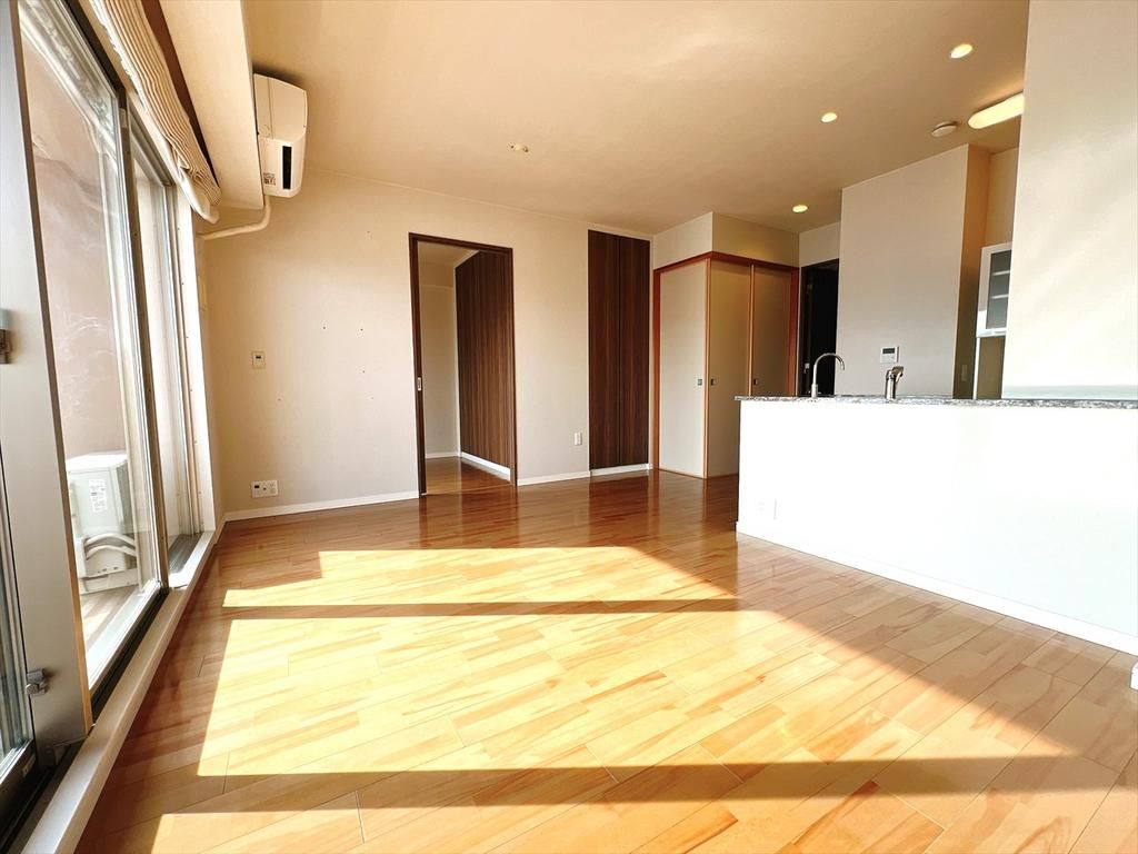 Uniheim Otsu Onionohama 14F 3LDK Condo with Lake Biwa View - Thumbnail 3