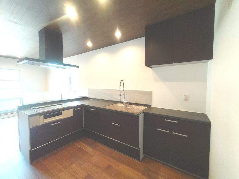 Renovated 4LDK Home Near Kozuiji Station, Hirakata - Thumbnail 3