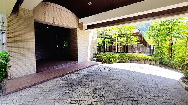 2LDK Apartment for Sale in Hakone with Hot Spring Access - Image 1