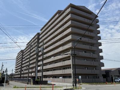 4LDK Apartment in Kuwana Near Nagashima Station — Image 1, Kuwana, Mie