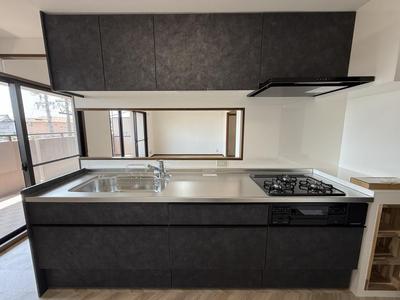 4LDK Apartment in Kuwana Near Nagashima Station — Image 1, Kuwana, Mie