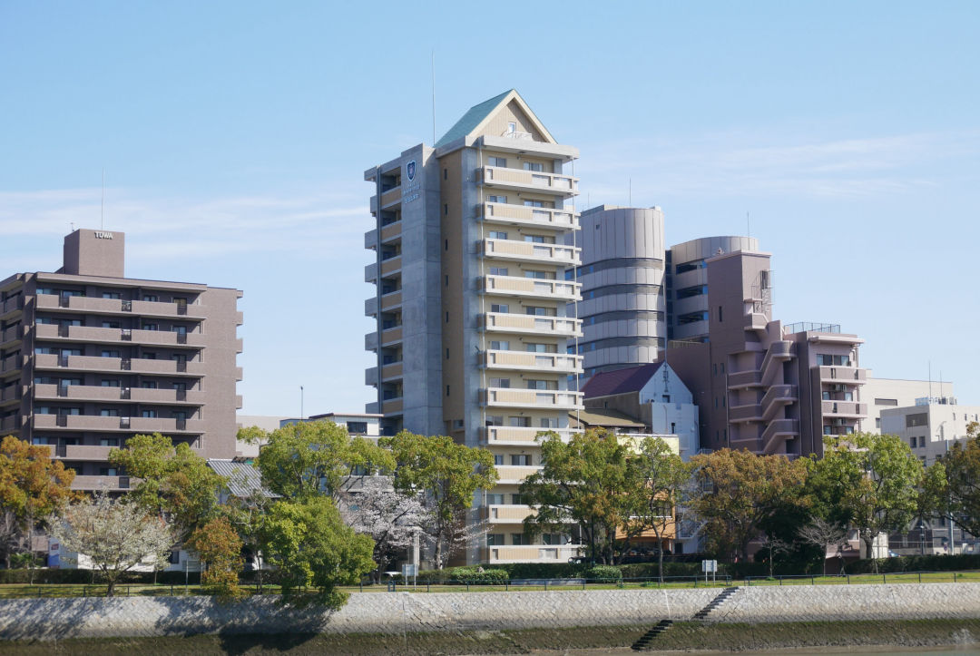 3LDK Riverside Apartment in Hiroshima with Balcony Views - Thumbnail 2