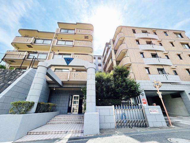 Renovated 3LDK Apartment for Sale in Ikoma, Nara - Thumbnail 2