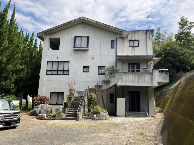 12LDK Family Home in Matsuyama with 734.2m² Living Space - Thumbnail 2