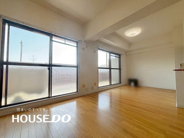 3LDK Apartment in Takatsuki with South-Facing Balcony - Thumbnail 4