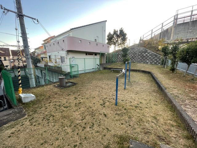 3LDK Apartment in Takatsuki with South-Facing Balcony - Thumbnail 2