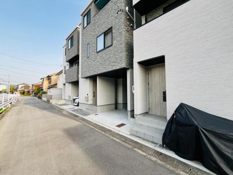 Modern 3-Story House Near Toda Station, Nagoya - Thumbnail 2