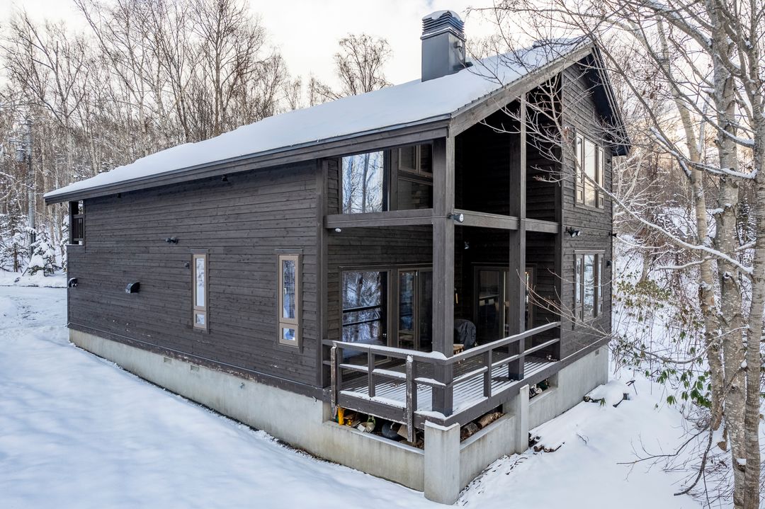 4-Bedroom Chalet with Mount Yotei Views in Soga, Niseko - Thumbnail 2