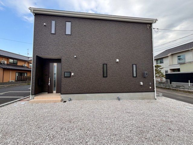 New 4LDK House in Tottori City with South-Facing Layout & Modern Kitchen - Thumbnail 2