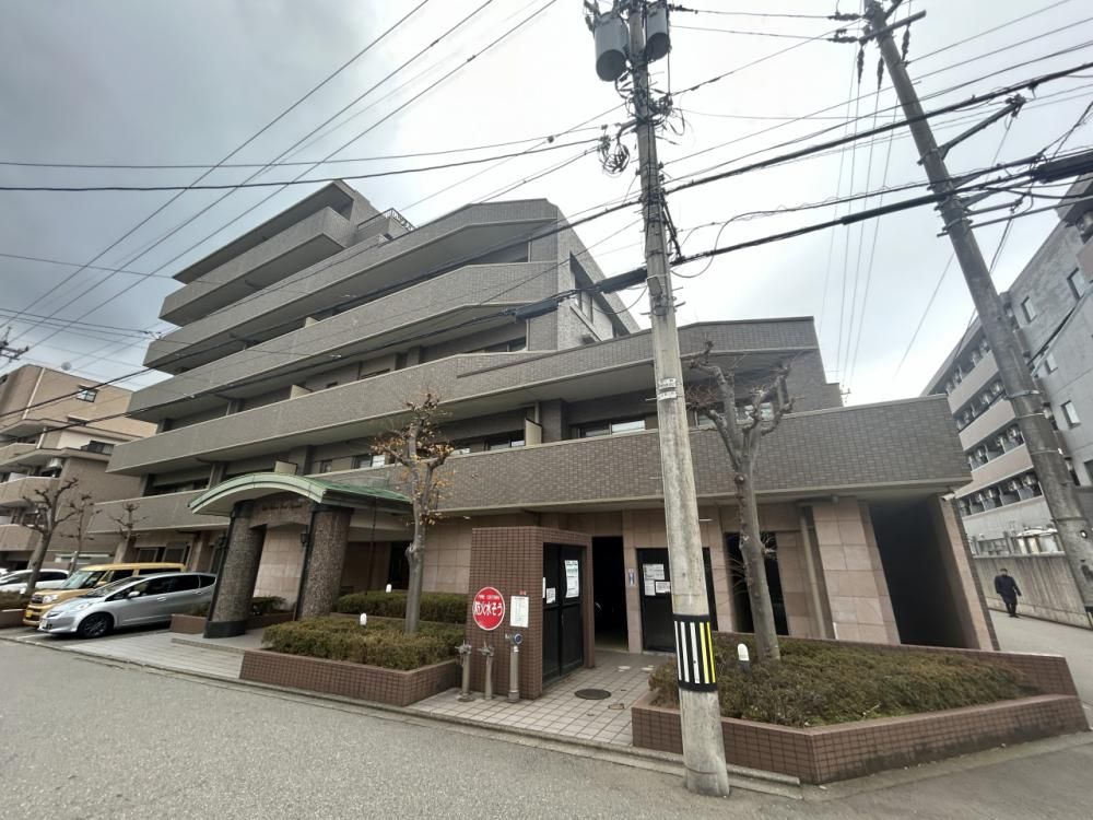 Renovated 2LDK Apartment for Sale in Kanazawa's Togashi Area - Image 1