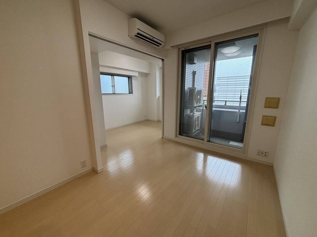 1LDK Apartment for Sale in Nishi-Azabu, Minato-ku, Tokyo - Thumbnail 4