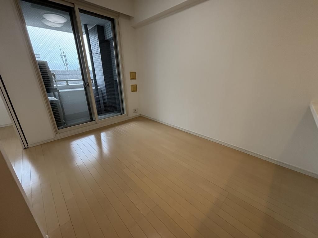 1LDK Apartment for Sale in Nishi-Azabu, Minato-ku, Tokyo - Thumbnail 3