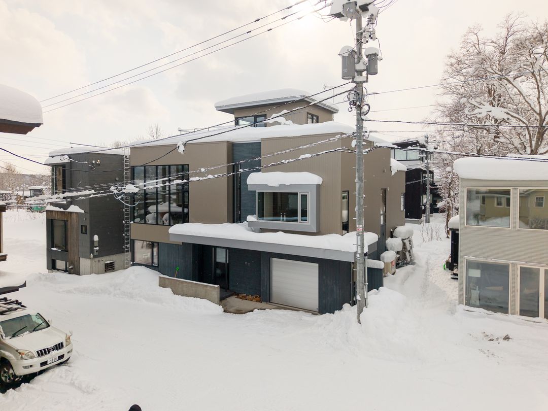 Aozora Niseko Hirafu 5-Bedroom Ski Villa with Garage - Thumbnail 2