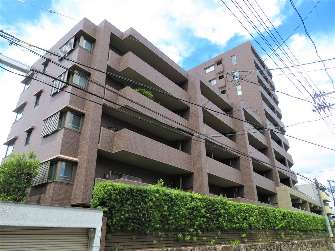 Spacious 3LDK Apartment in Hiroshima's Midori District - Thumbnail 3