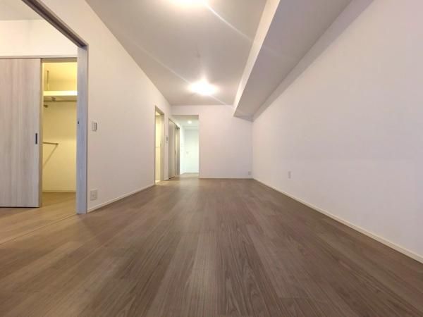 Geo Tower Sakaisuji Honmachi 1LDK Apartment in Central Osaka - Thumbnail 3