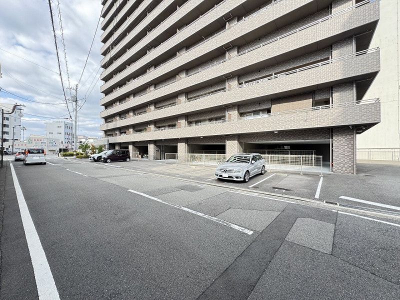 Renovated 2LDK Apartment Near Tokushima Station | Royal Garden - Thumbnail 2