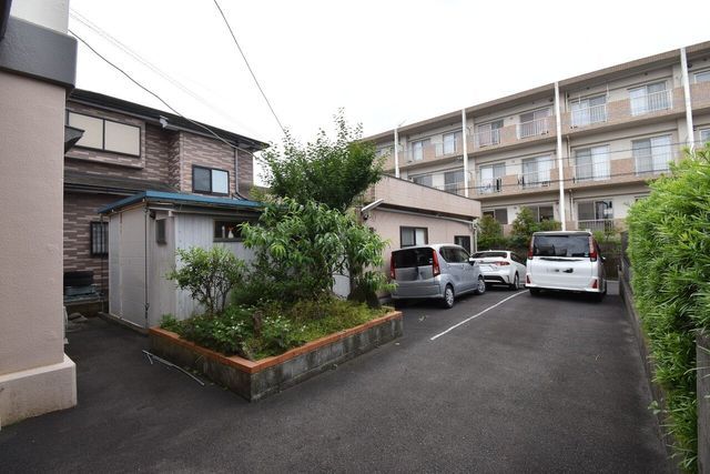 1988 Two-Household Home with Roof Balcony in Kagoshima - Thumbnail 4