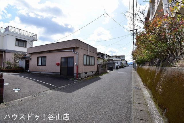 1988 Two-Household Home with Roof Balcony in Kagoshima - Thumbnail 2