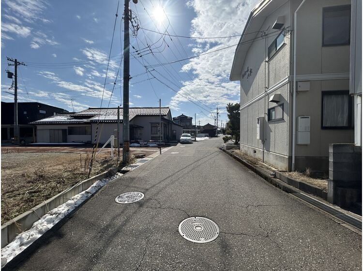 New 4LDK House in Toyama City with Seismic Grade 3 & Snow-Melting Parking - Thumbnail 2