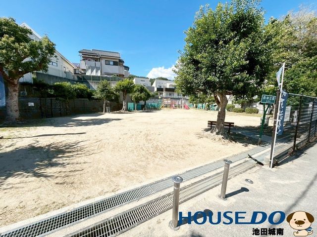 4LDK House in Ikeda City with 3 Car Parks and Natural Setting - Thumbnail 3