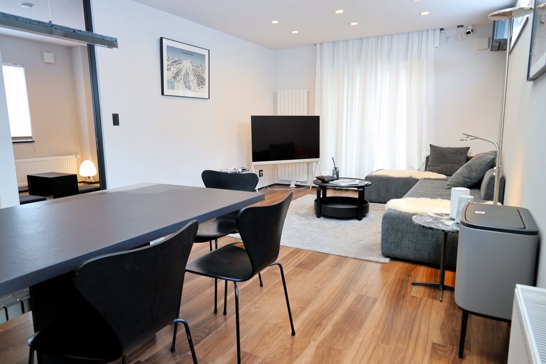 Stylish 4.5-Bedroom Home with Commercial Potential in Central Kutchan, Hokkaido - Thumbnail 2