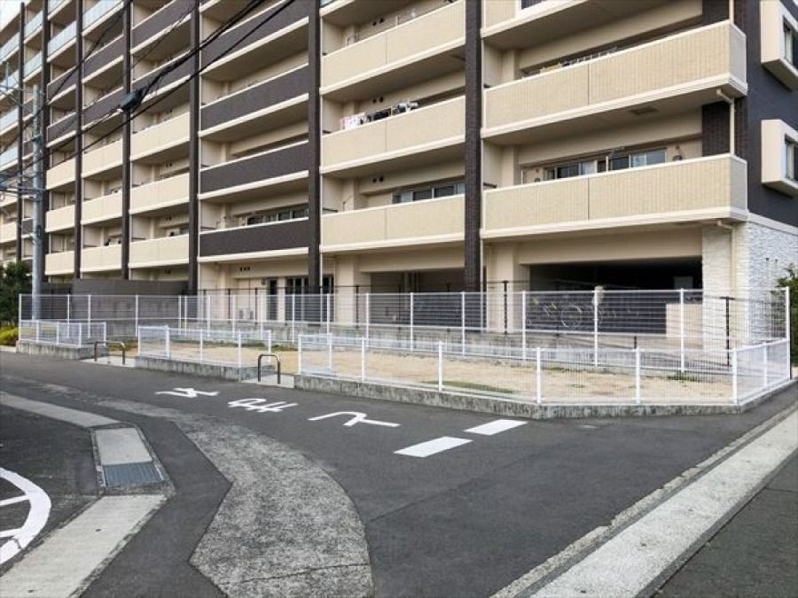 Pet-Friendly 2LDK Apartment for Sale in Kumamoto's Nagamine - Thumbnail 2