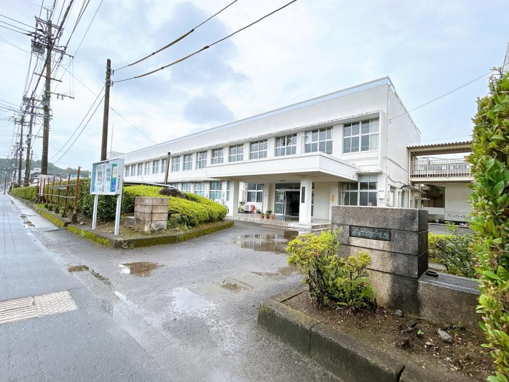 Renovated 3LDK House in Nichinan with Parking for 3 Cars - Thumbnail 2