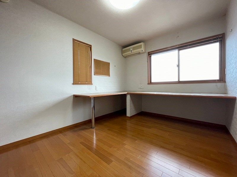 6LDK House in Kitakyushu with Solar Panels and Parking - Thumbnail 3