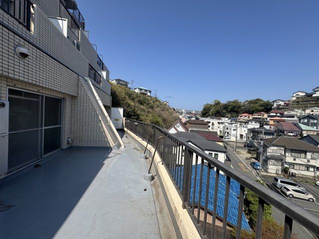 Renovated 3LDK Apartment in Yokosuka with Balcony Views - Thumbnail 3