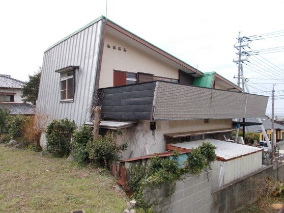 8DK Wooden House with Large Garden for Sale in Unzen City - Thumbnail 2