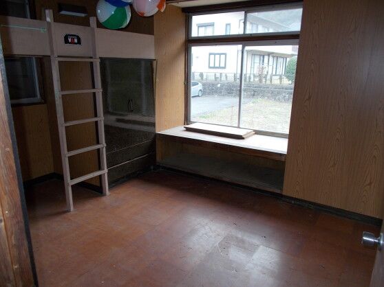 8DK Wooden House with Large Garden for Sale in Unzen City - Thumbnail 4