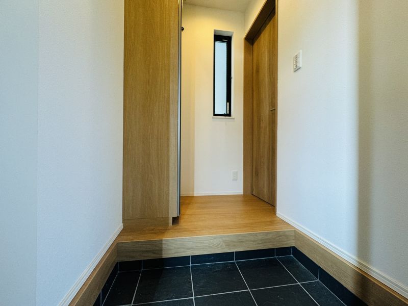3LDK House in Nagoya with Solar Panels and 2 Parking Spaces - Thumbnail 4