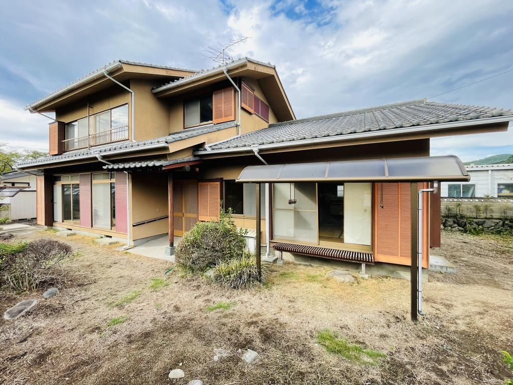 7SLDK Family Home in Takasaki with 525m² Land and 2 Parking - Image 1