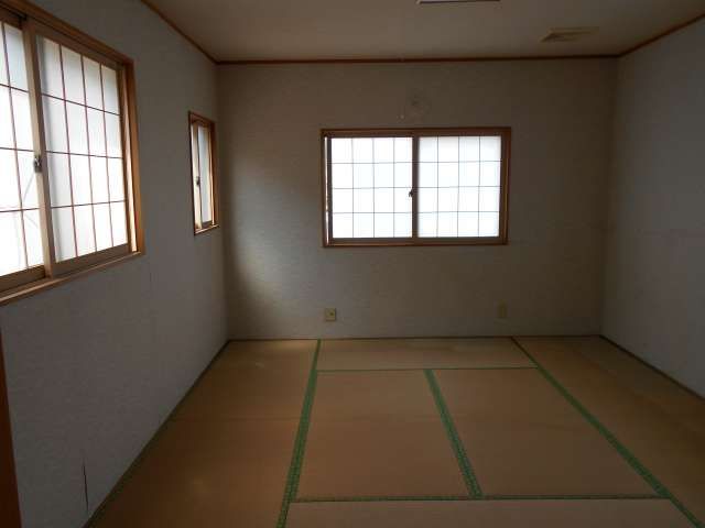 Traditional 2-Story Wooden Home Near Lake Towada - Thumbnail 3