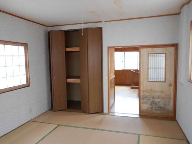 Traditional 2-Story Wooden Home Near Lake Towada - Thumbnail 4
