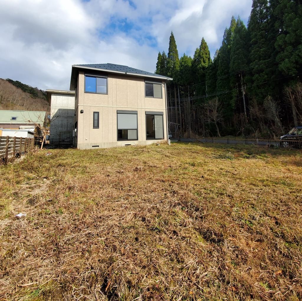 2LDK House in Tsuyama with Large Land and 3 Parking Spaces - Thumbnail 2