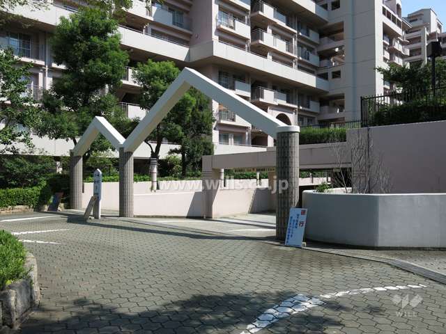 RIC East Court 3LDK Apartment for Sale in Kobe's Rokkō Island - Thumbnail 3