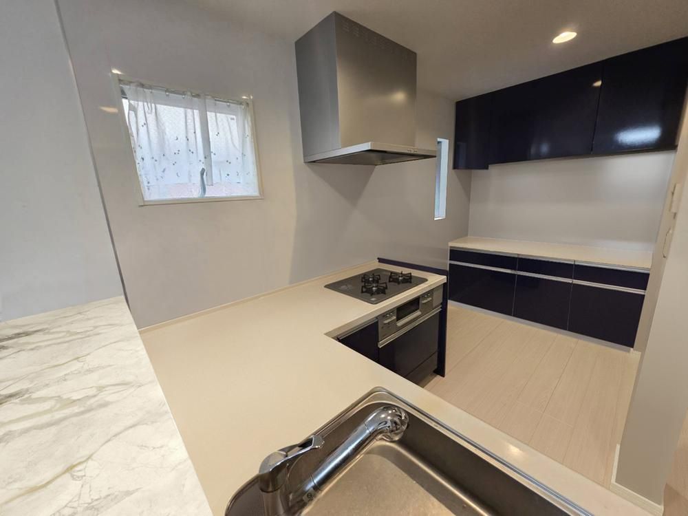 Modern 3-Story House in Kawasaki with 2SLDK Layout and Parking - Thumbnail 4