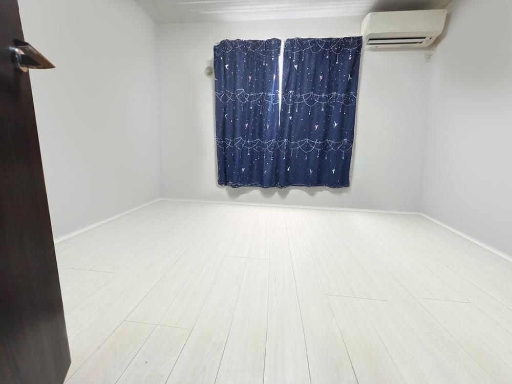 Modern 3-Story House in Kawasaki with 2SLDK Layout and Parking - Thumbnail 2