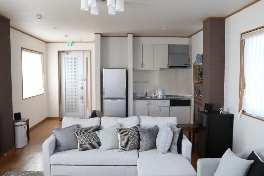 3-Story House in Atami with Bay Views and 4 Parking Spaces - Thumbnail 3