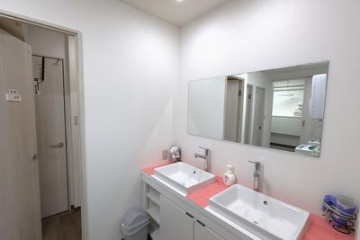 Signature Yellow House - 8 Bedroom Hostel Investment in Kutchan, Hokkaido — Bathroom, Kutchan, Hokkaido