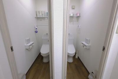 Signature Yellow House - 8 Bedroom Hostel Investment in Kutchan, Hokkaido — Toilet, Kutchan, Hokkaido