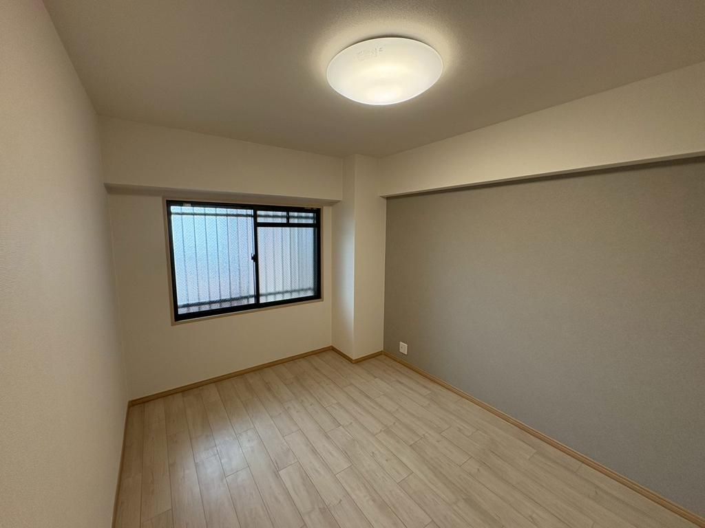 Renovated 2LDK Apartment for Sale Near Hamadera Park Station - Thumbnail 4