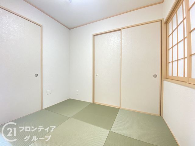 Modern 3SLDK House in Neyagawa with South-Facing Balcony - Thumbnail 2